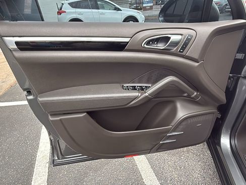 Used 2015 Porsche Cayenne S image 9