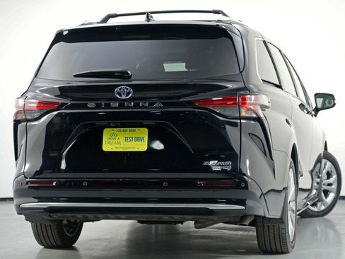 Used 2024 Toyota Sienna Platinum image 5