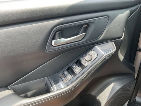 Used 2025 Nissan Rogue SV FWD image 21