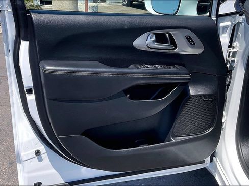 Used 2022 Chrysler Pacifica Limited w/ Uconnect Theater Family Group FWD image 18