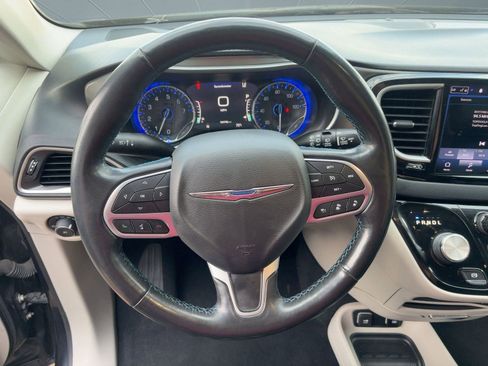 Used 2021 Chrysler Pacifica Touring-L image 4