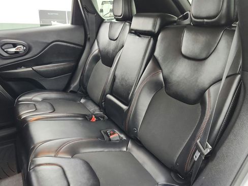 Used 2019 Jeep Cherokee Trailhawk AWD/4WD image 32