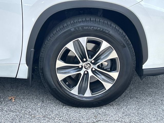 Used 2023 Toyota Highlander XLE AWD/4WD image 9