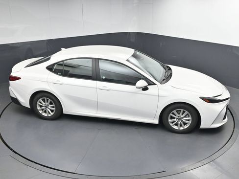 Used 2025 Toyota Camry LE FWD image 31