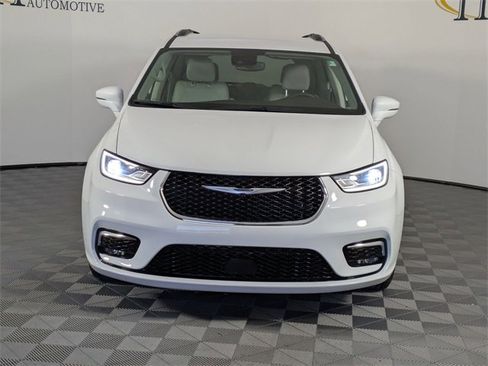 Certified 2021 Chrysler Pacifica Touring-L image 3