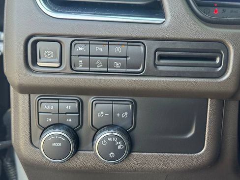 Used 2024 Chevrolet Suburban Z71 w/ Luxury Package AWD/4WD image 21