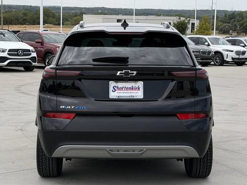 Used 2022 Chevrolet Bolt EUV LT w/ Convenience Package FWD image 5