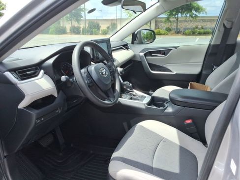 Used 2020 Toyota RAV4 XLE w/ Convenience Package FWD image 12