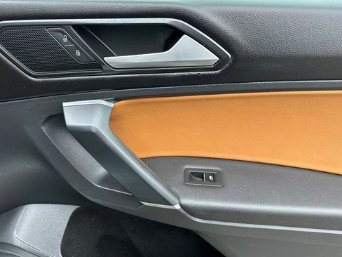 Used 2018 Volkswagen Tiguan SE w/ Panoramic Sunroof Package image 20