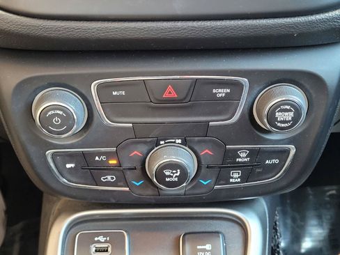 Used 2019 Jeep Compass Latitude w/ Popular Equipment Group FWD image 27
