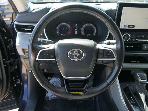Used 2023 Toyota Highlander Platinum image 16