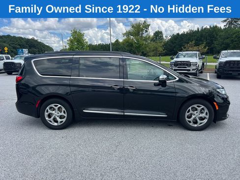 Used 2023 Chrysler Pacifica Limited FWD image 8