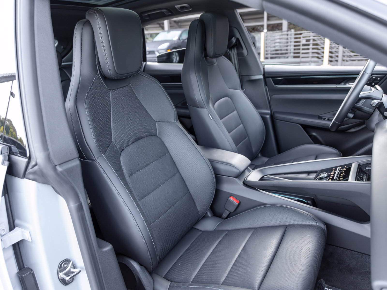 Certified 2025 Porsche Macan 4S Electric AWD/4WD image 63