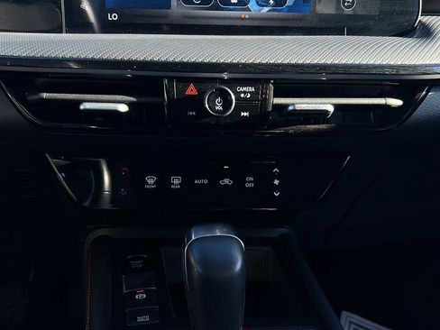 Used 2025 Nissan Kicks SR image 19