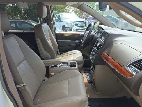 Used 2015 Chrysler Town & Country Touring-L w/ Driver Convenience Group FWD image 12