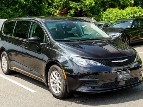 Used 2023 Chrysler Voyager LX image 9