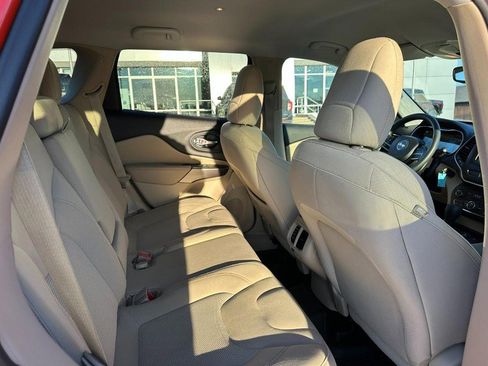 Used 2021 Jeep Cherokee Latitude w/ Mopar Interior Package image 10