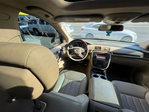 Used 2010 Mercedes-Benz R 350 4MATIC image 26
