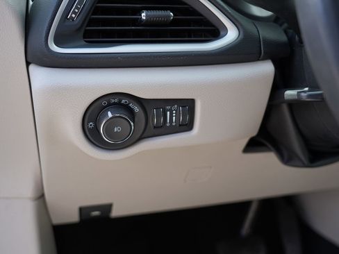 Used 2023 Chrysler Pacifica Touring-L FWD image 17