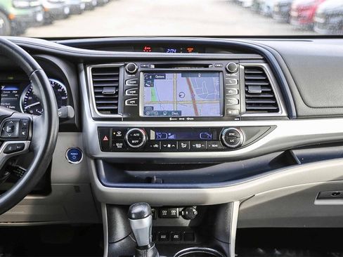 Used 2017 Toyota Highlander XLE image 16