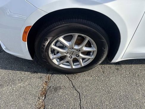 Used 2024 Chrysler Pacifica Touring-L FWD image 13