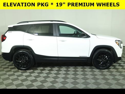 Used 2023 GMC Terrain SLE w/ Elevation Edition image 9