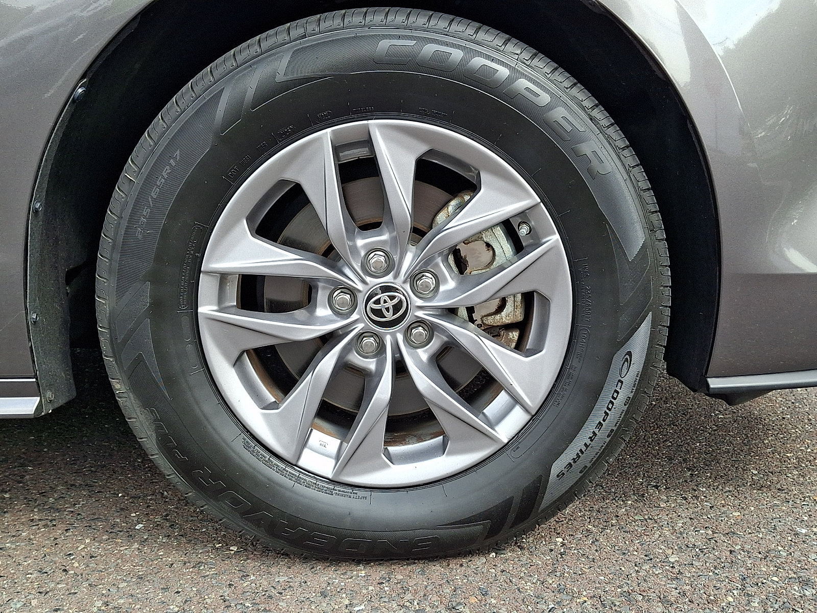 Used 2024 Toyota Sienna XLE FWD image 8