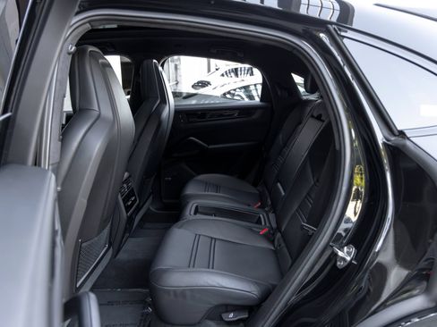 Certified 2025 Porsche Cayenne GTS AWD/4WD image 46