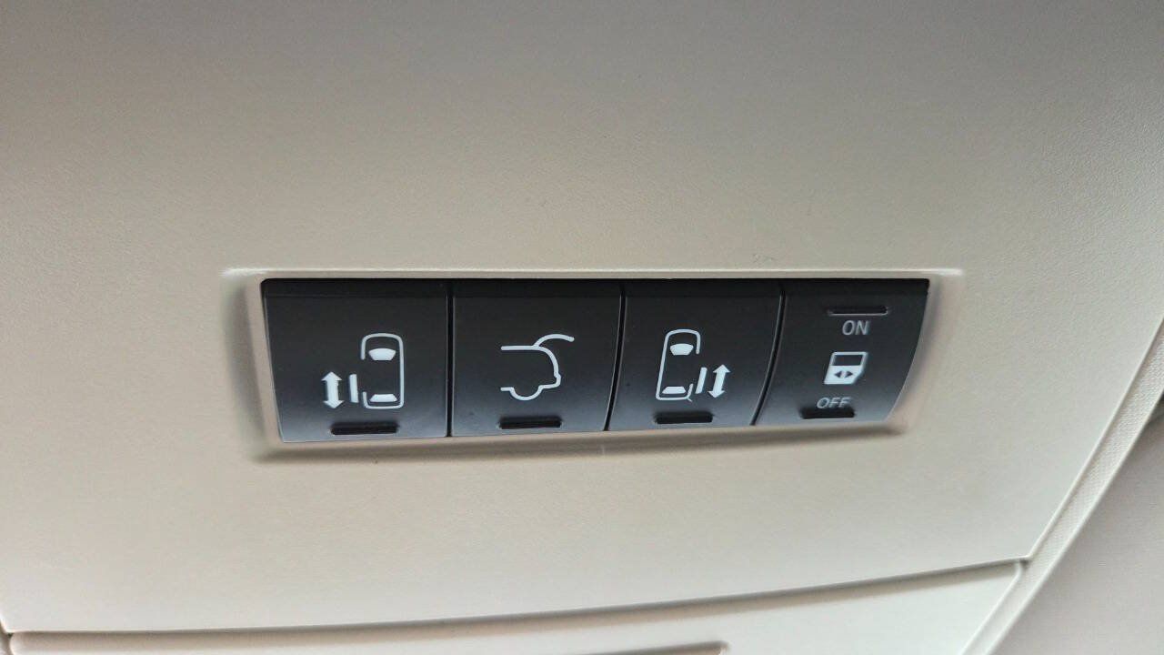 Used 2011 Chrysler Town & Country Touring FWD image 56