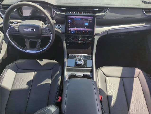 Used 2025 Jeep Grand Cherokee Limited w/ Luxury Tech Group II RWD image 16