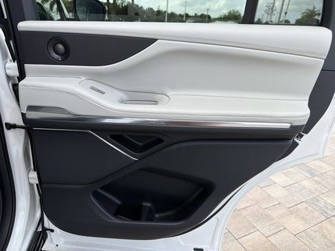 New 2026 Lincoln Navigator Premiere AWD/4WD image 21