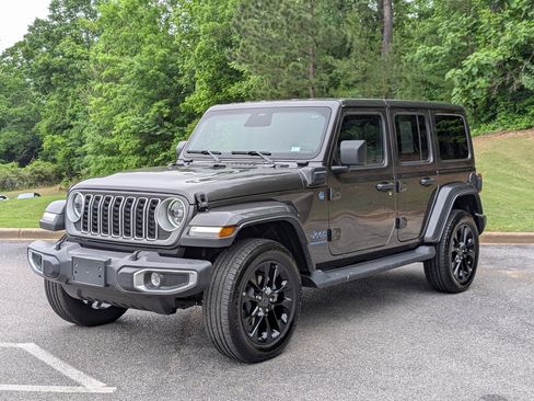 Used 2025 Jeep Wrangler Unlimited Sahara AWD/4WD image 5