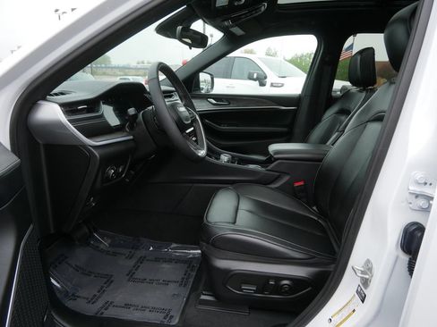 Used 2024 Jeep Grand Cherokee Limited AWD/4WD image 15