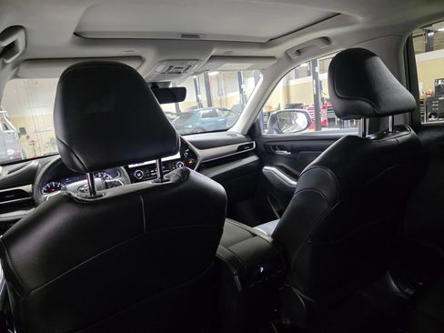 Used 2023 Toyota Highlander XLE FWD image 16