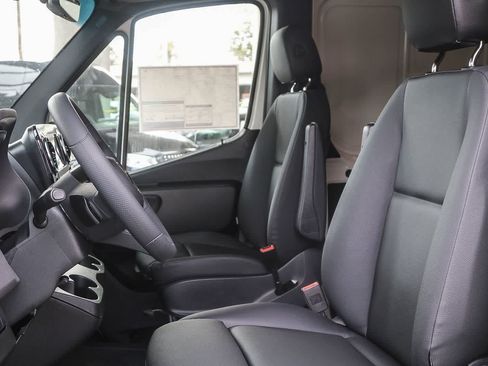 Used 2025 Mercedes-Benz Sprinter 2500 image 16