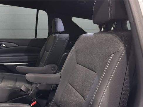 Used 2025 Chevrolet Traverse LT image 24