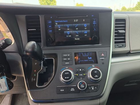 Used 2017 Toyota Sienna LE FWD image 25