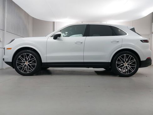 Certified 2025 Porsche Cayenne image 2