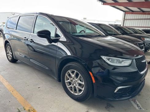 Used 2024 Chrysler Pacifica Touring-L FWD image 2