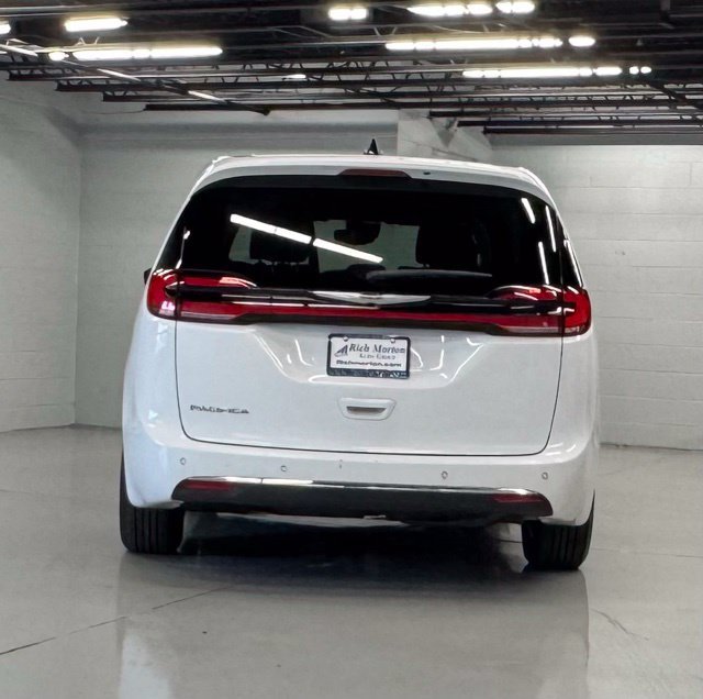 Used 2024 Chrysler Pacifica Touring-L FWD image 4