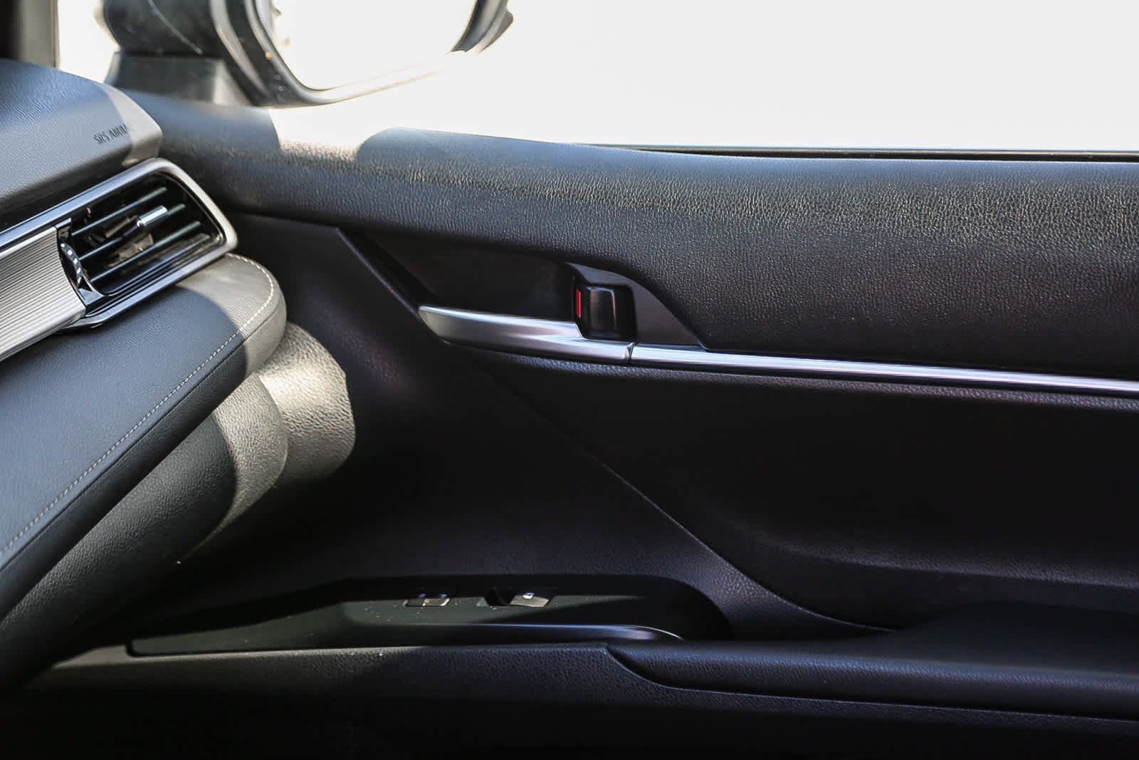 Used 2019 Toyota Camry SE w/ Blackout Package FWD image 21