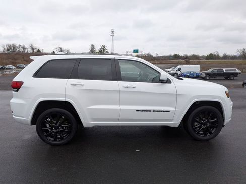 Used 2022 Jeep Grand Cherokee Laredo X image 2