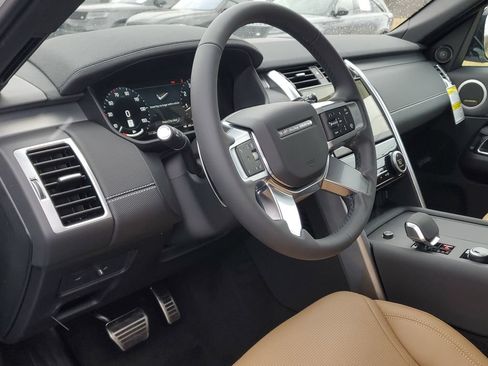 Used 2026 Land Rover Discovery Dynamic SE AWD/4WD image 8