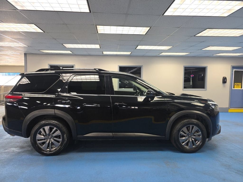Used 2025 Nissan Pathfinder SV FWD image 2