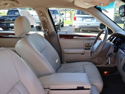 Used 2004 Lincoln Town Car Signature image 8