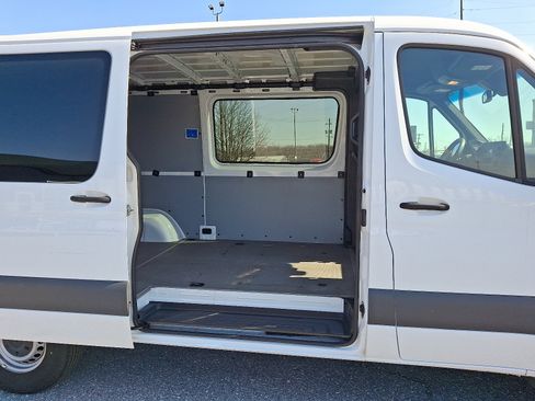 Used 2022 Mercedes-Benz Sprinter 144 Cargo image 8