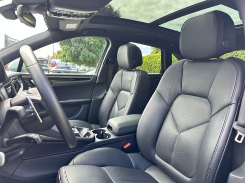 Certified 2025 Porsche Macan AWD/4WD image 5