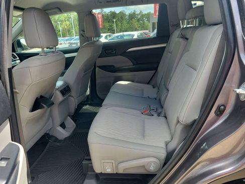 Used 2015 Toyota Highlander Plus FWD image 27