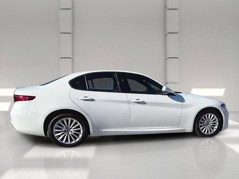 Used 2022 Alfa Romeo Giulia Sprint image 32