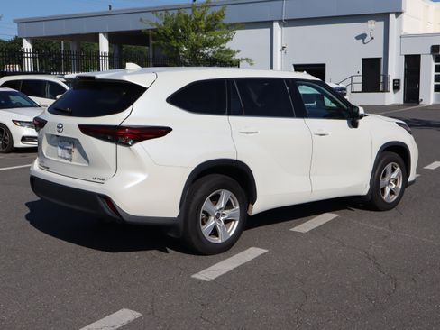 Used 2021 Toyota Highlander LE AWD/4WD image 10